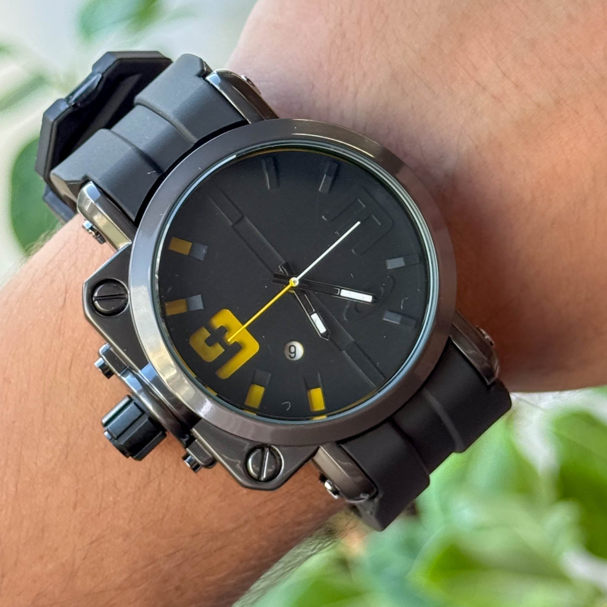 RELOJ 0KL3Y GOMA  NEGRO X AMARILLO  HOMBRE