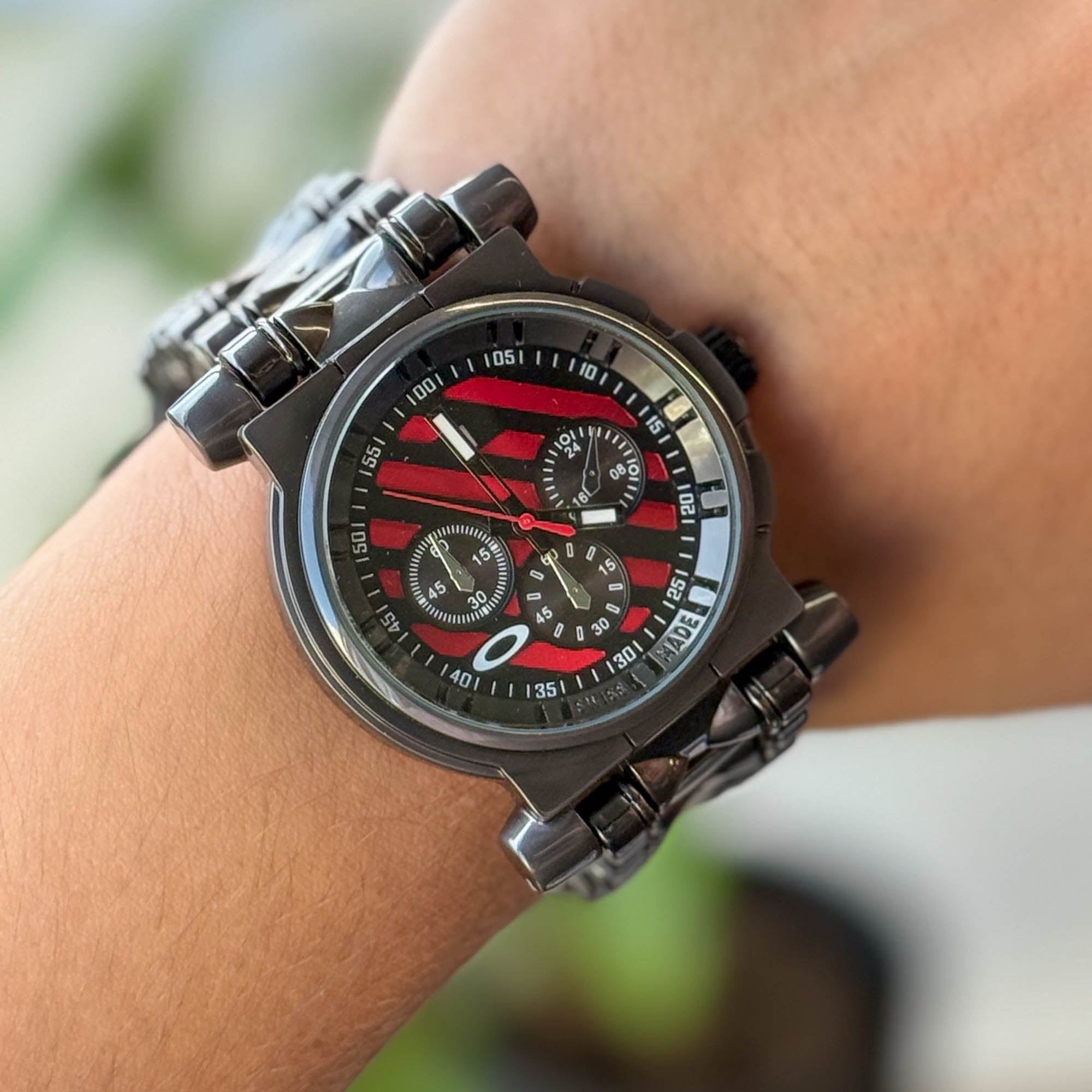 RELOJ 0KL3Y  METALICO NEGRO X ROJO  HOMBRE
