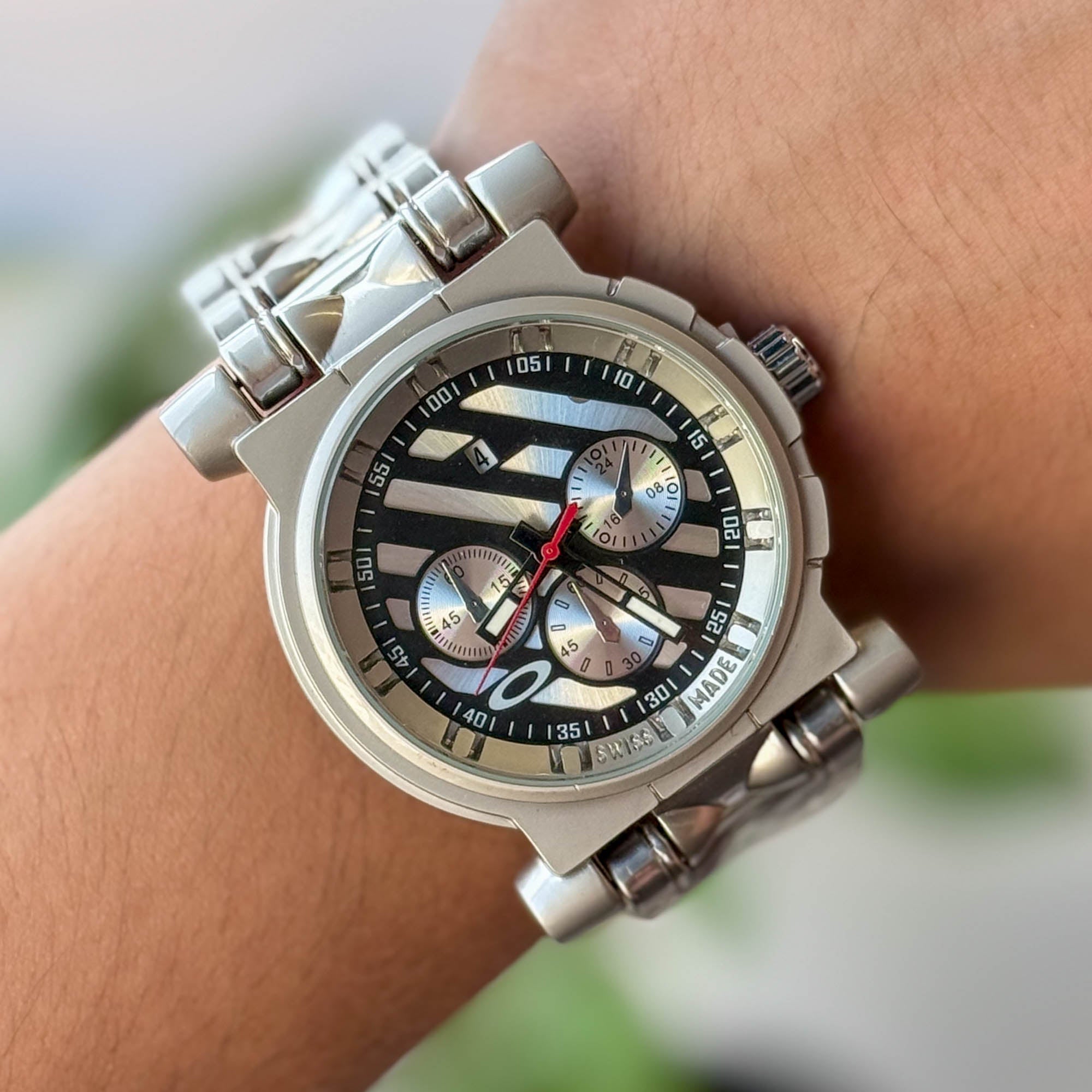 RELOJ 0KL3Y  METALICO PLATEADO X NEGRO  HOMBRE