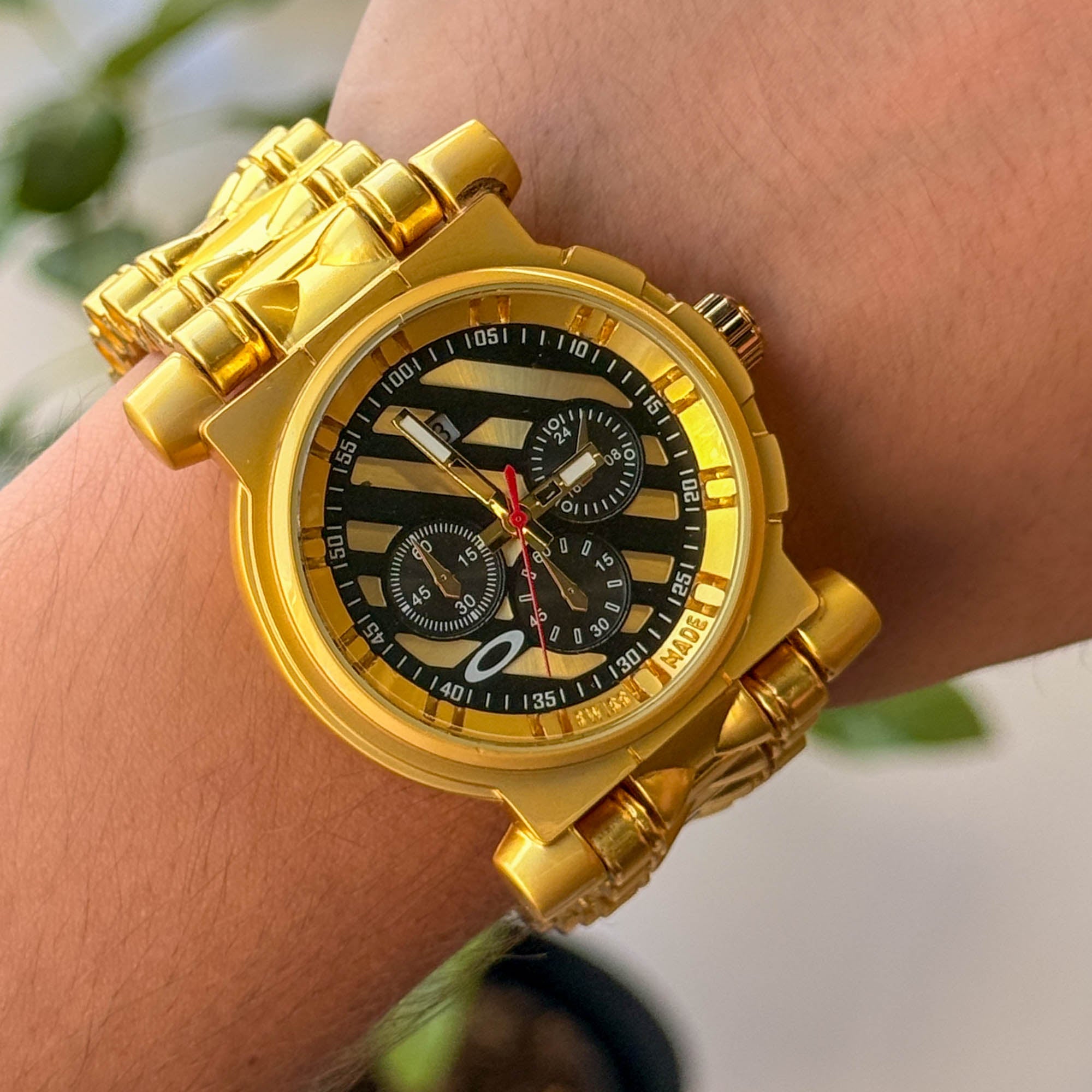 RELOJ 0KL3Y  METALICO DORADO CIRCULO NEGRO  HOMBRE