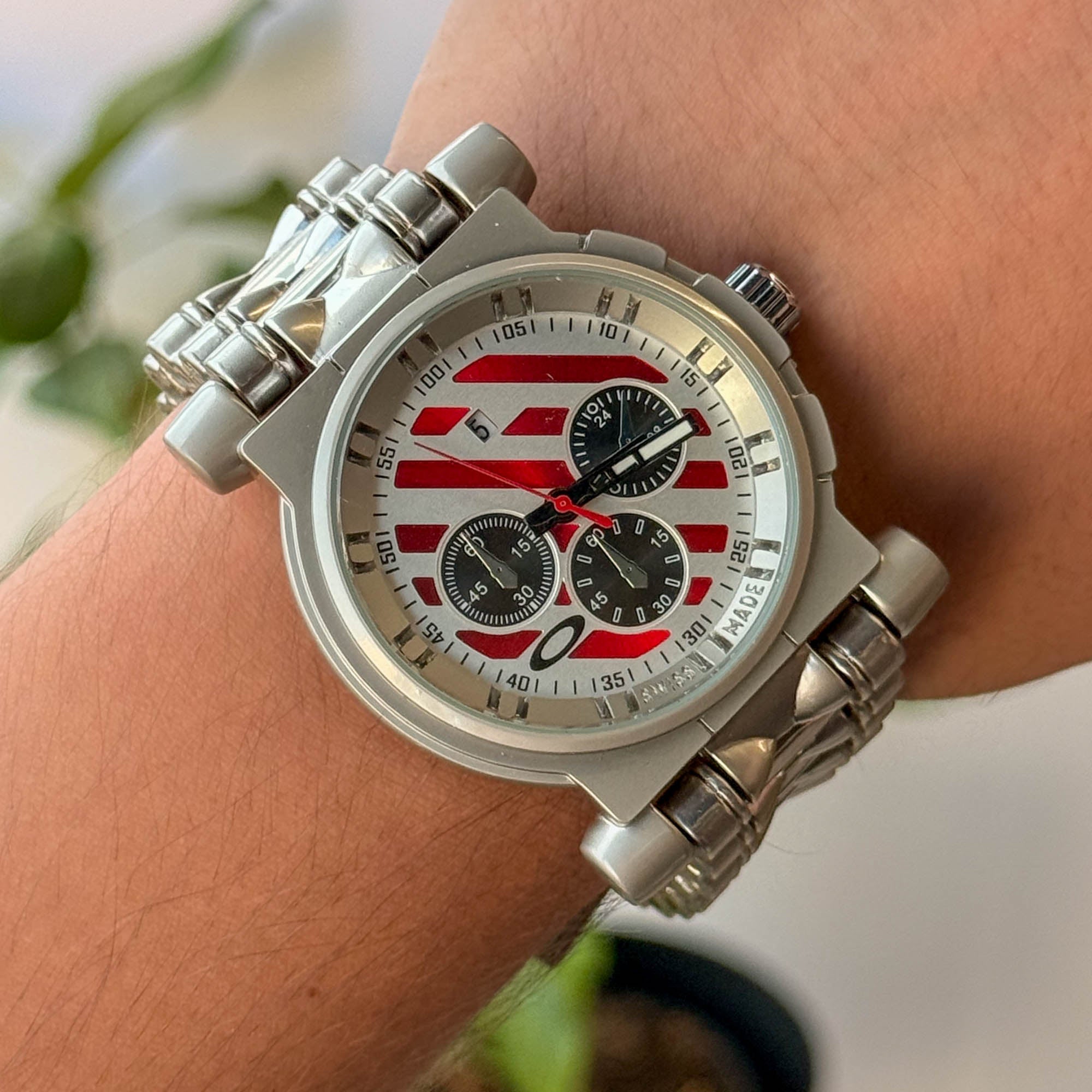 RELOJ 0KL3Y  METALICO PLATEADO X ROJO   HOMBRE