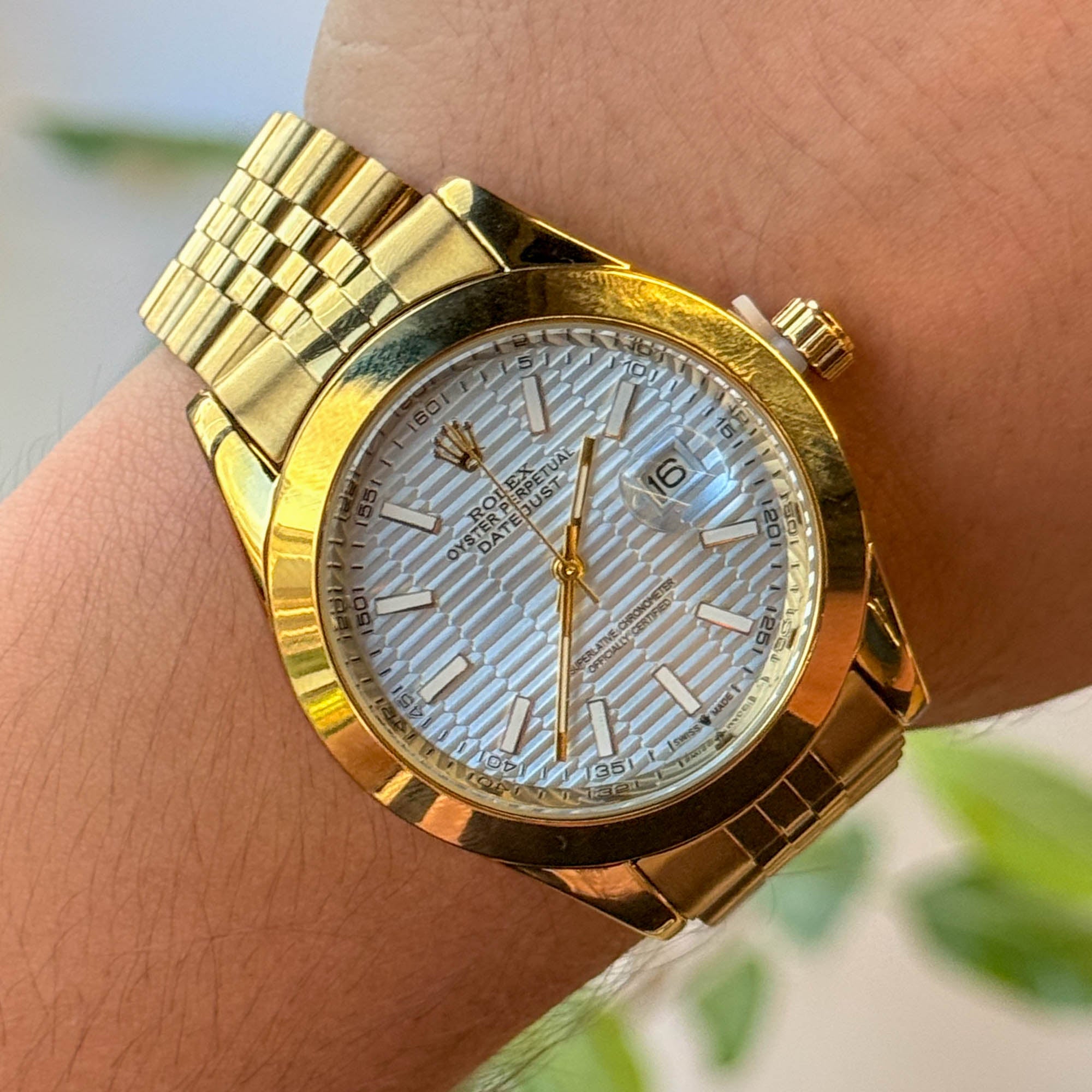 RELOJ R0L3X  METALICO ESTILO 3 DORADO   FONDO CELESTE HOMBRE