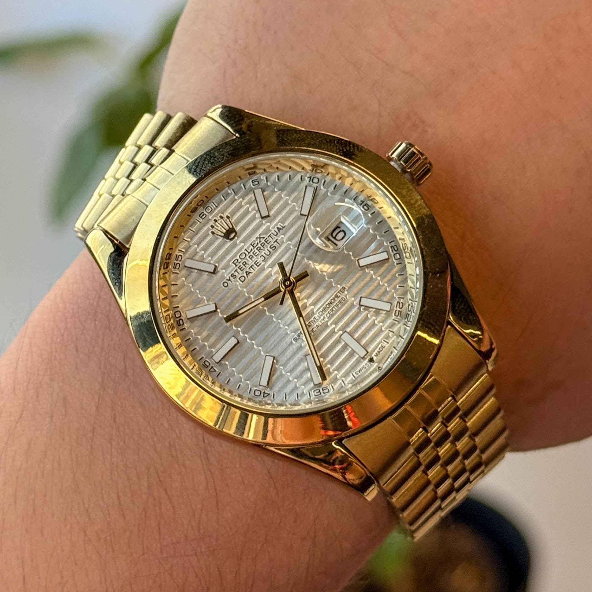RELOJ R0L3X  METALICO ESTILO 3 DORADO   FONDO BLANCO  HOMBRE