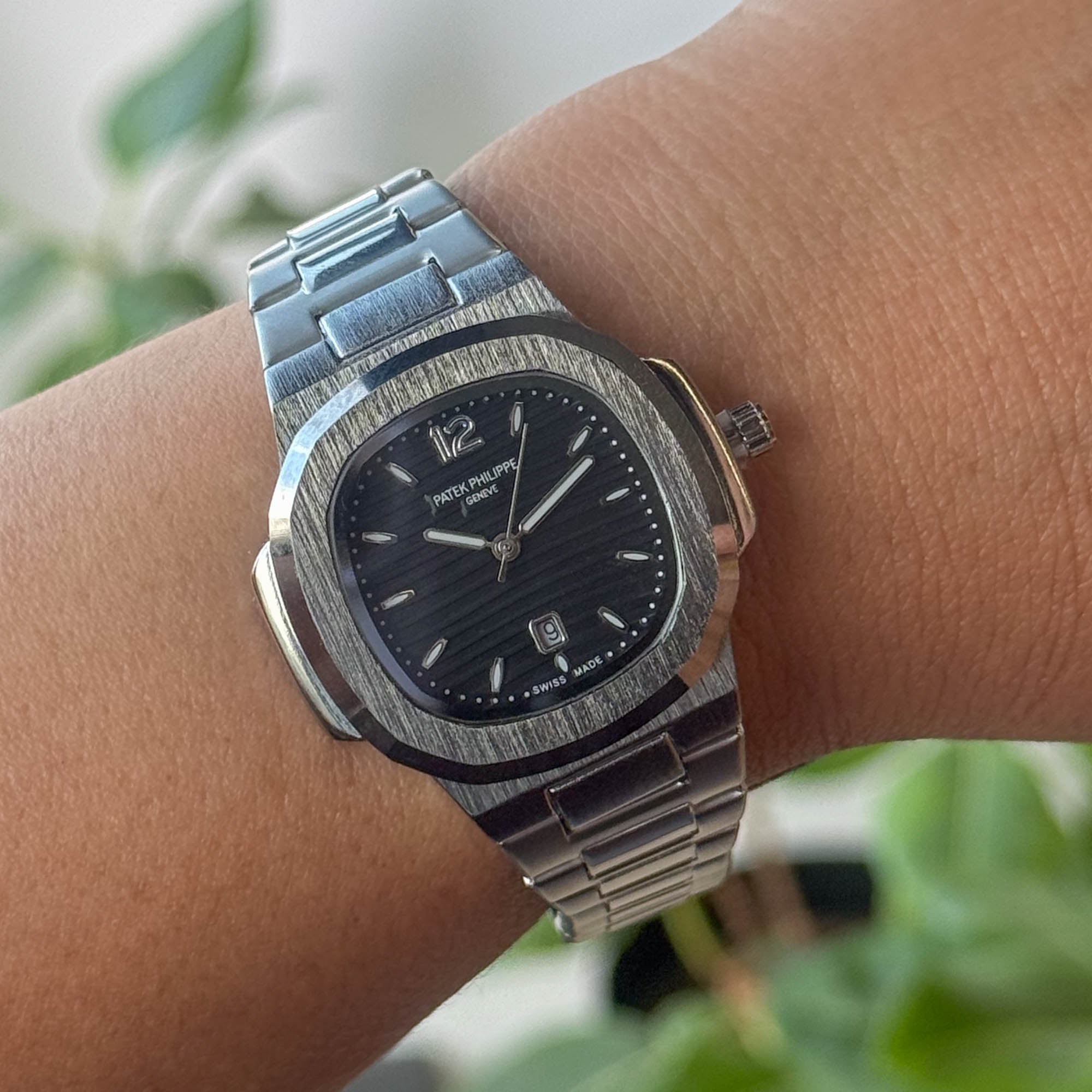 RELOJ P4T3K METALICO PLATEADO FONDO NEGRO DAMA