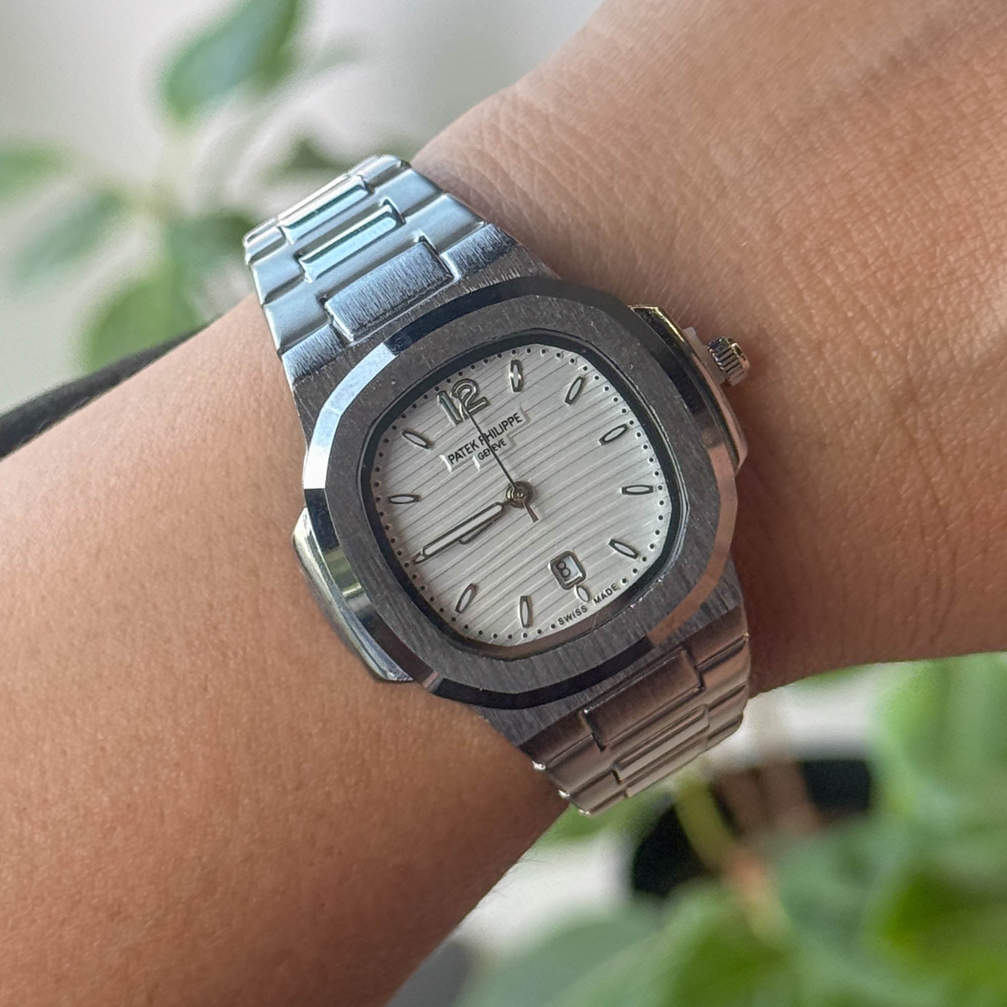 RELOJ P4T3K METALICO PLATEADO FONDO BLANCO DAMA
