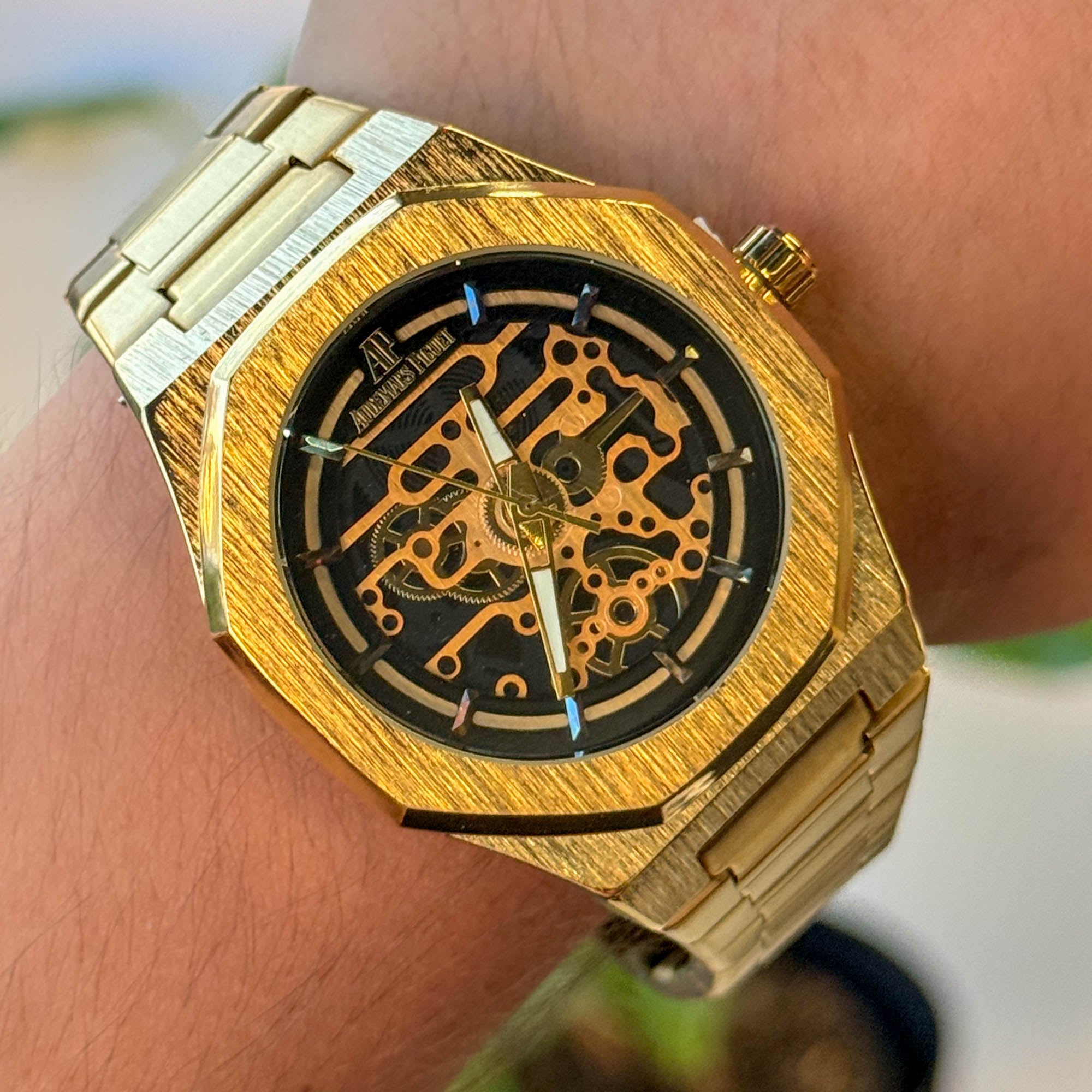 RELOJ APP METALICO DORADO  X NEGRO  HOMBRE