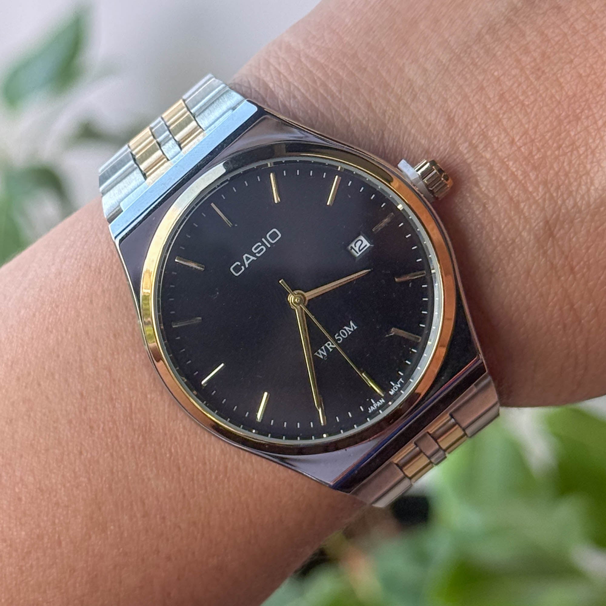 RELOJ CAS10 METALICO BICOLOR FONDO NEGRO   HOMBRE