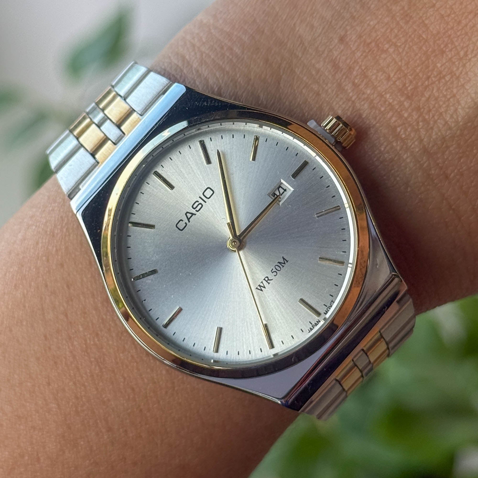 RELOJ CAS10 METALICO BICOLOR FONDO BLANCO   HOMBRE