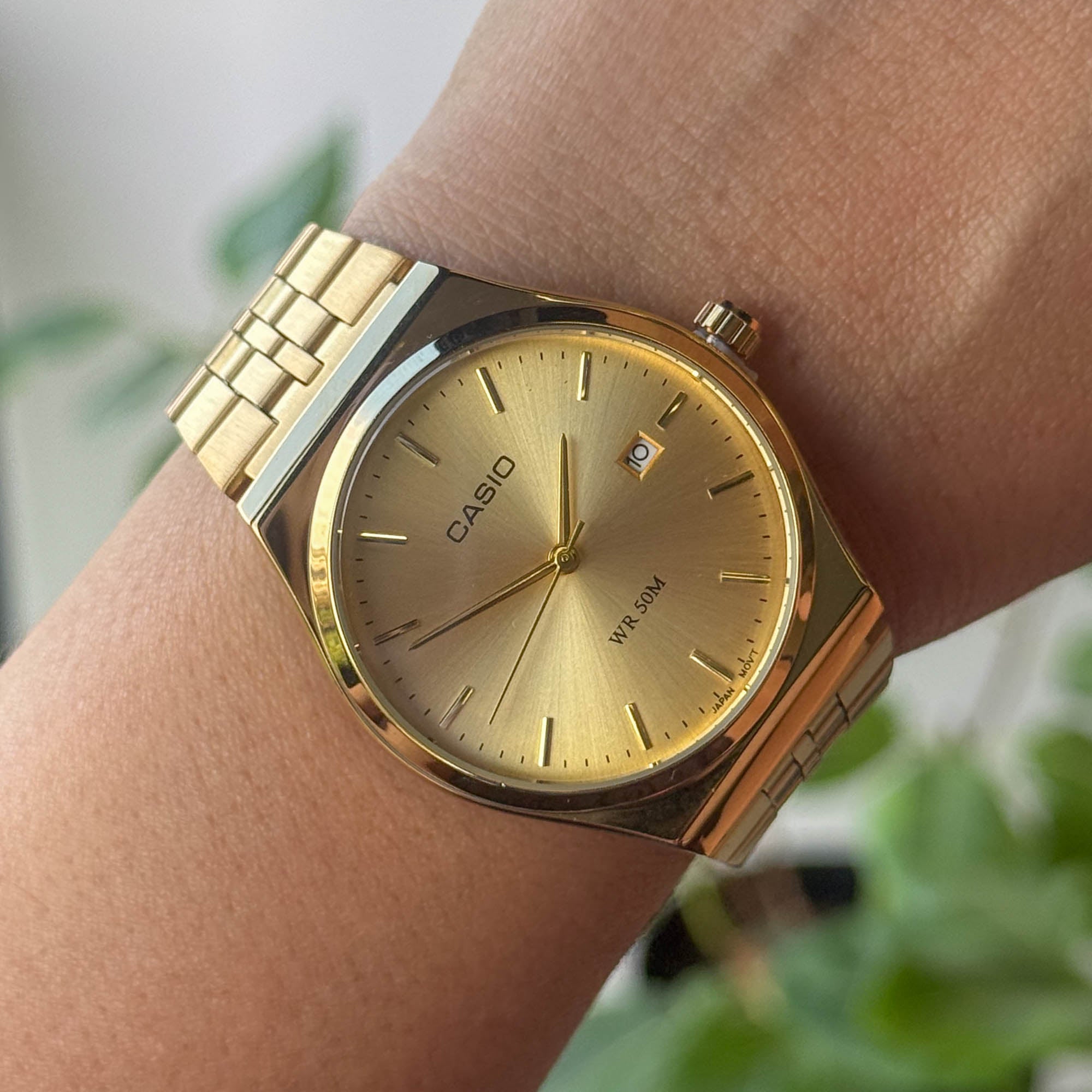 RELOJ CAS10 METALICO DORADO X BLANCO   HOMBRE
