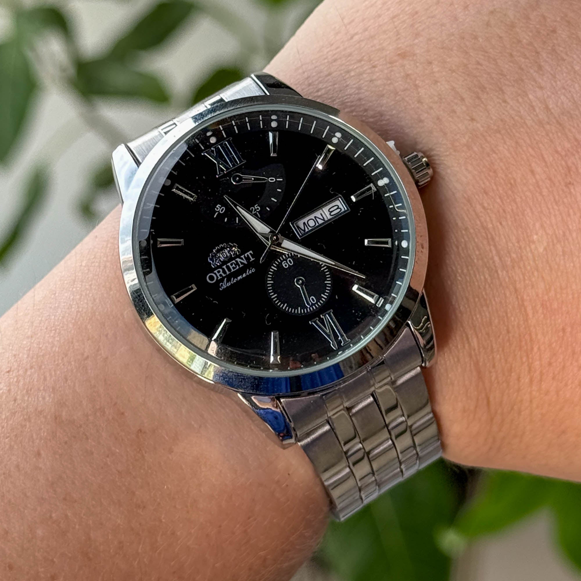 RELOJ 0R1ENT PLATEADO FONDO NEGRO  HOMBRE