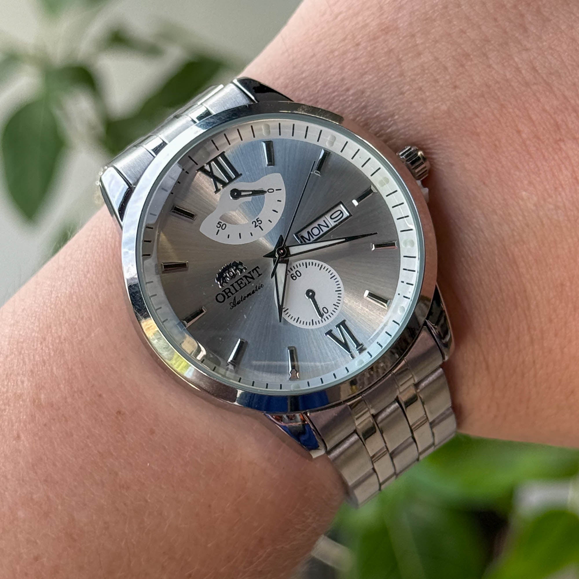 RELOJ 0R1ENT PLATEADO FONDO BLANCO HOMBRE