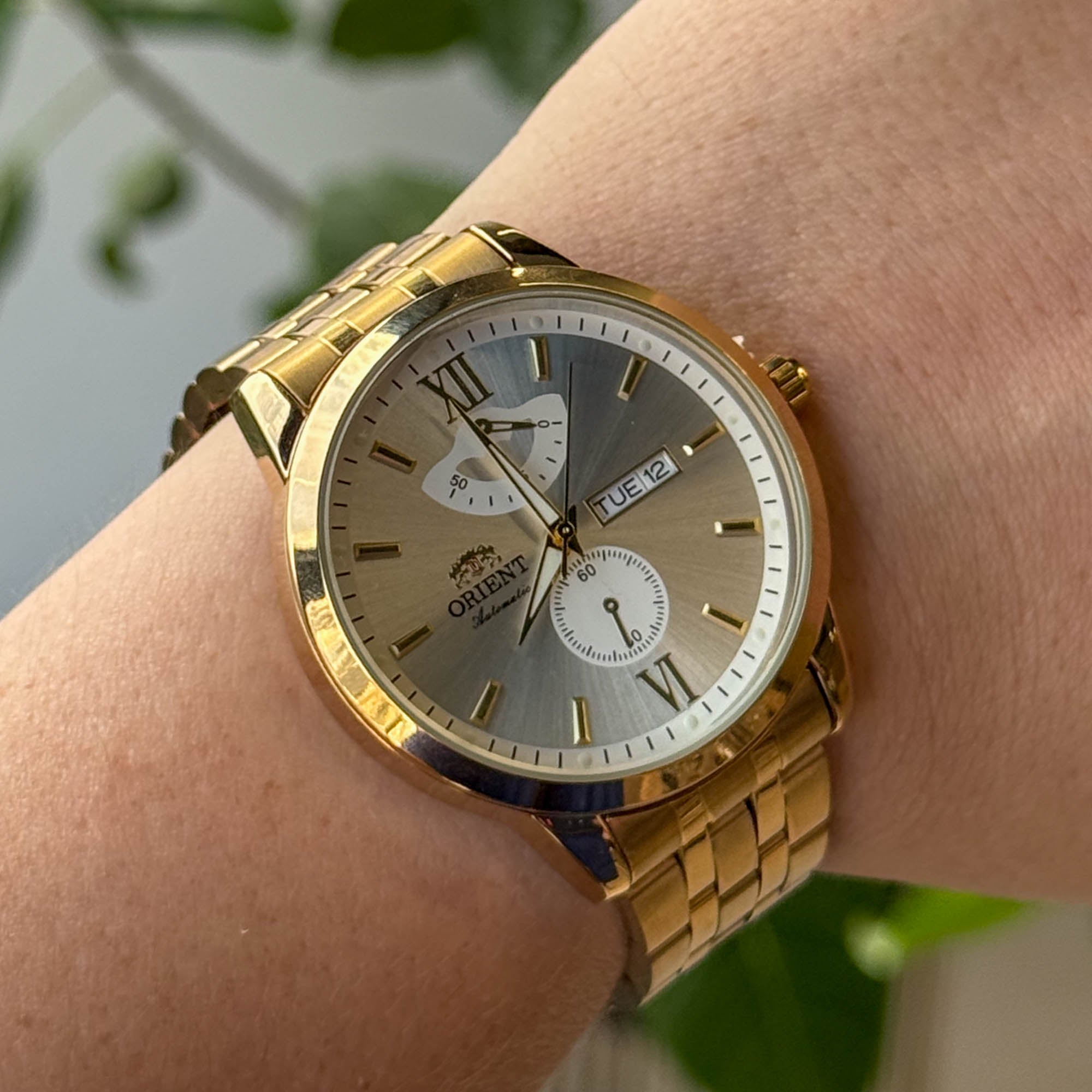 RELOJ 0R1ENT DORADO FONDO BLANCO  HOMBRE