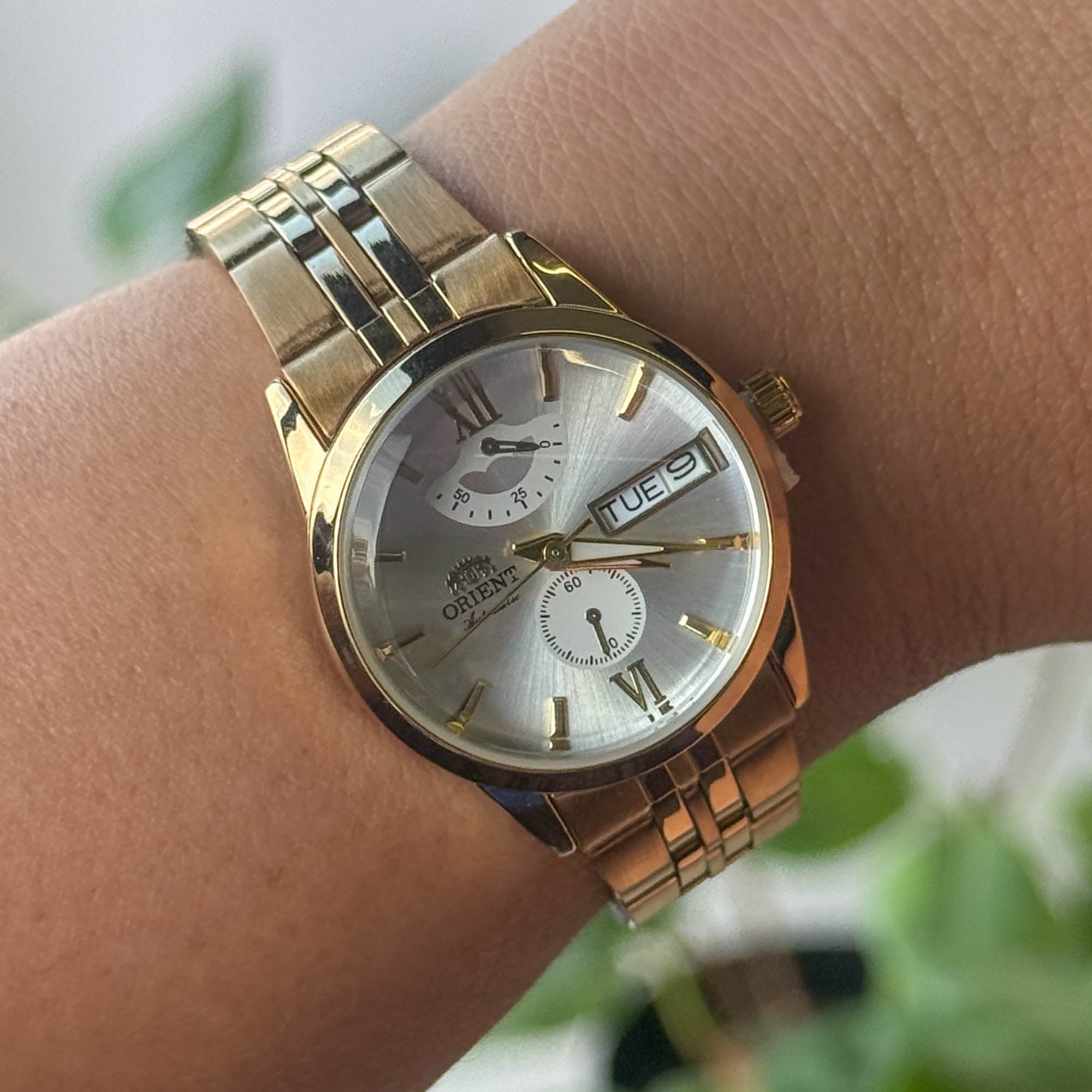 RELOJ 0R1ENT DORADO FONDO BLANCO  DAMA