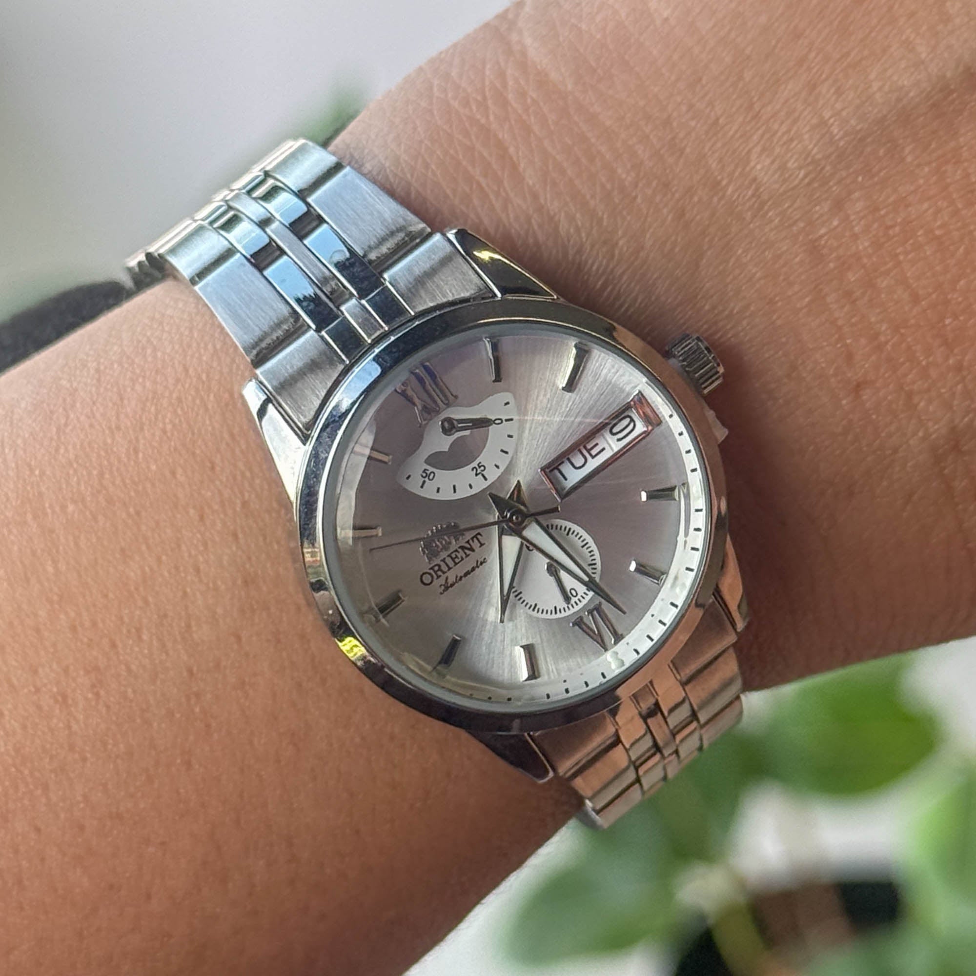 RELOJ 0R1ENT PLATEADO FONDO BLANCO   DAMA