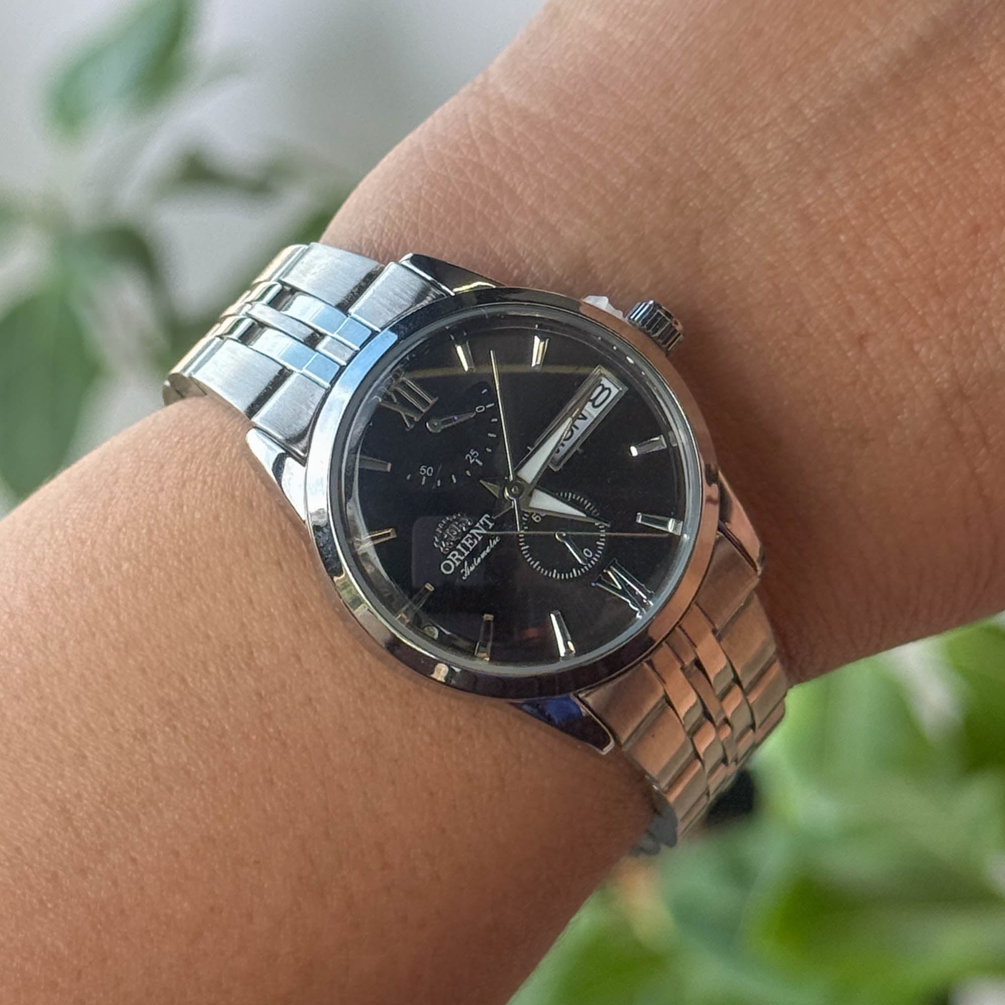 RELOJ 0R1ENT PLATEADO FONDO NEGRO   DAMA