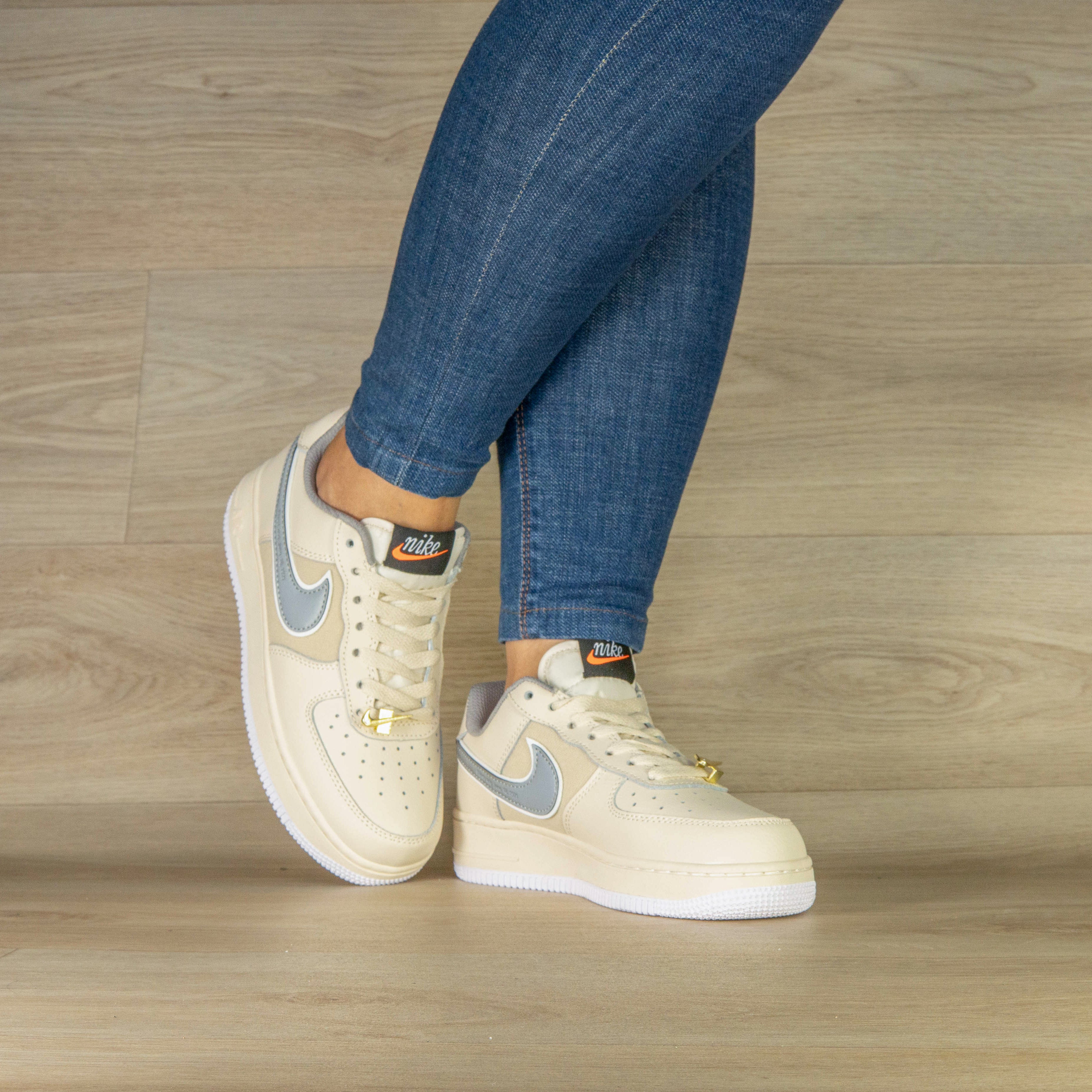 N1K3 FOR ONE 3  CUERO DAMA BEIGE