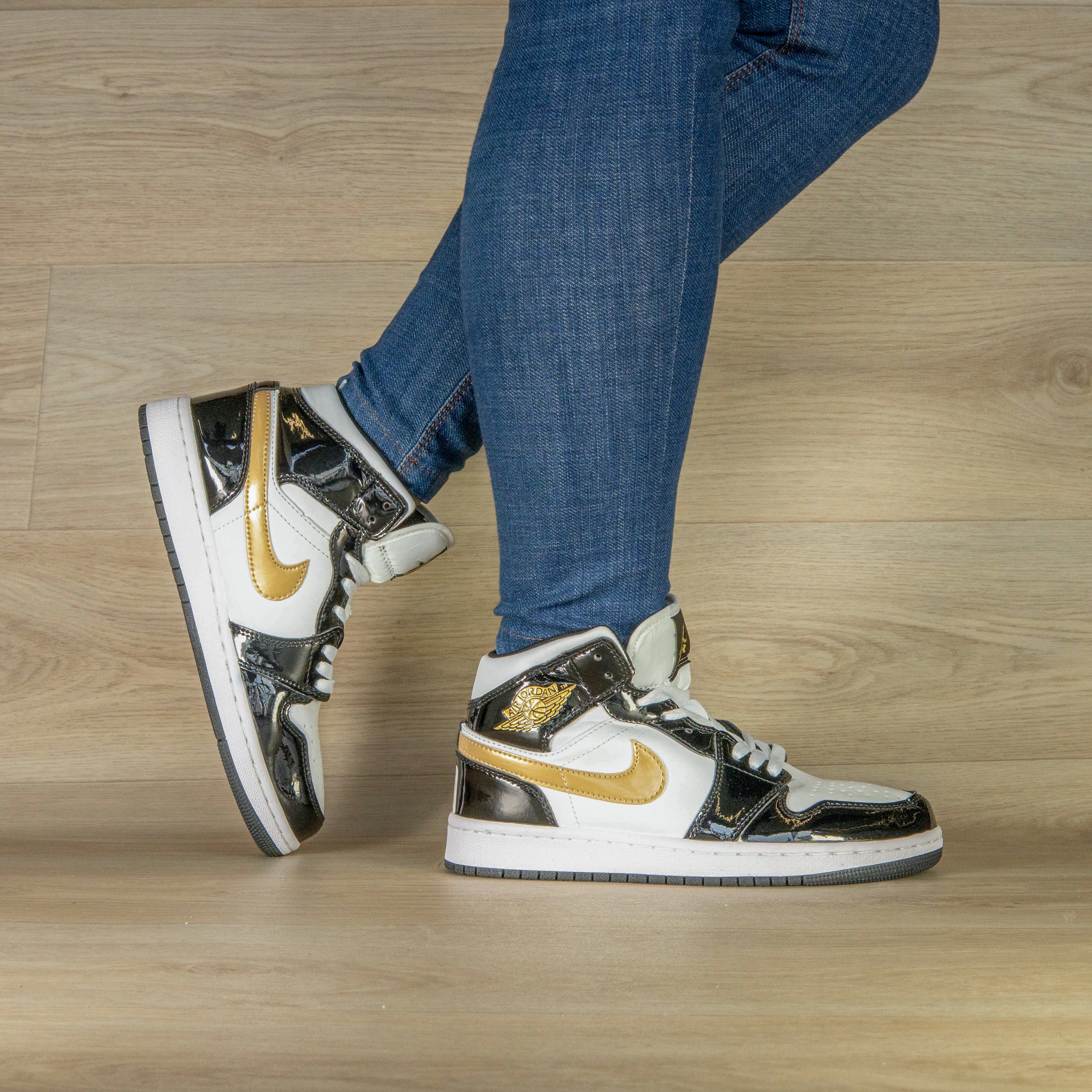 N1K3 BOTA MIAMI CUERO NEGRO X DORADO DAMA