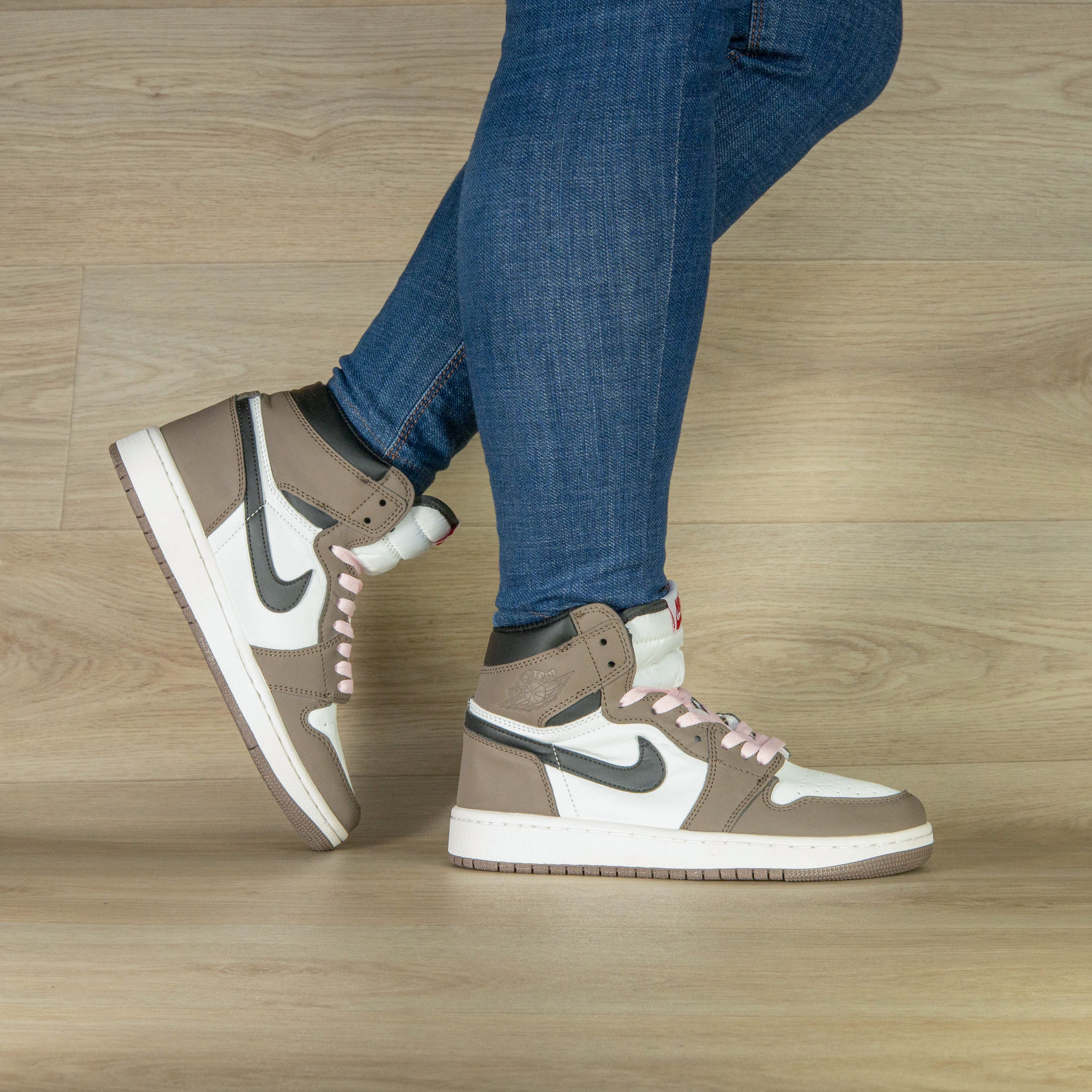 N1K3 BOTA MIAMI CUERO CAFE X BLANCO DAMA